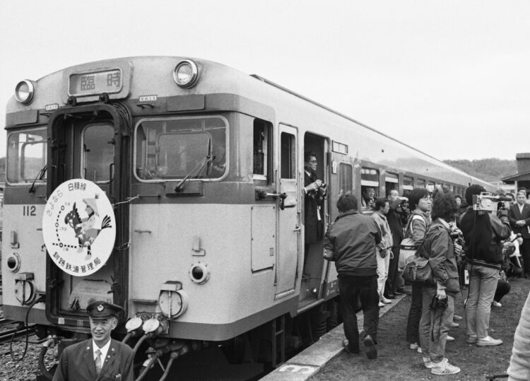 1983年10月22日、国鉄赤字ローカル線廃止の第1号となった白糠線の「お別れ列車」。国鉄民営化で廃線が激増、その後も北海道の在来線は減る一方（時事通信フォト）