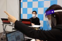 ウェブサイト向け合同企業説明会に参加した採用担当者(イメージ、時事通信フォト)