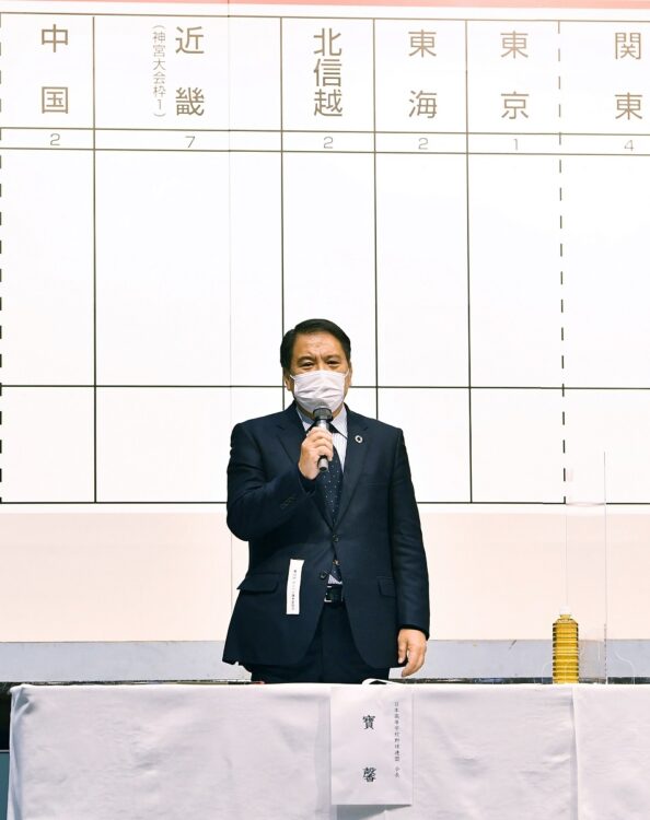 日本高野連は早期の幕引きを図ろうとしているが……(選考委員会総会での日本高野連の宝馨会長。写真:時事通信フォト)
