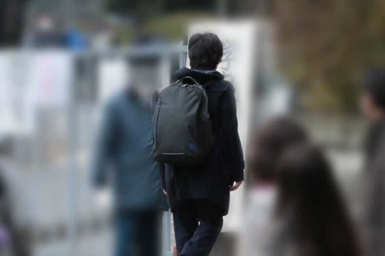 2月13日、筑附高の入学試験会場に入る悠仁さま。ダッフルコート姿で背には黒いリュックが