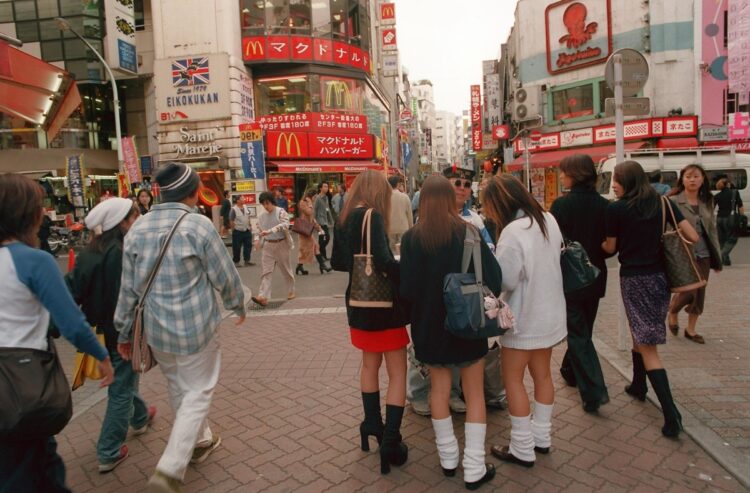 1990年代に起きた女子高生ブーム。1997年、渋谷の街を歩く女子高生（イメージ、時事通信フォト）