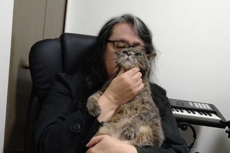 写真】佐村河内守氏が近影を公開、8年の沈黙破り「愛猫と音楽