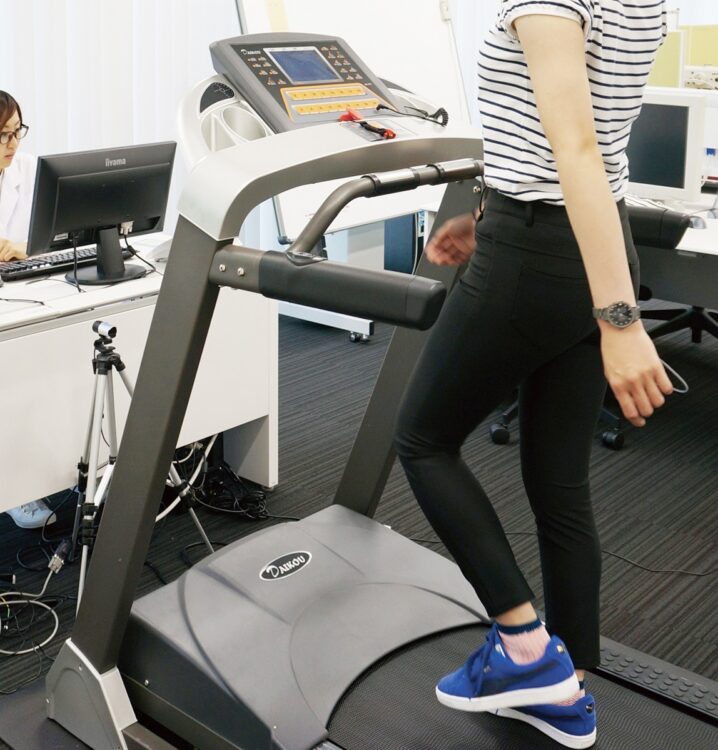 パンツの機能性を追求する同社の美脚研究所では、品質や人間工学に基づいた衣類の研究が行われている