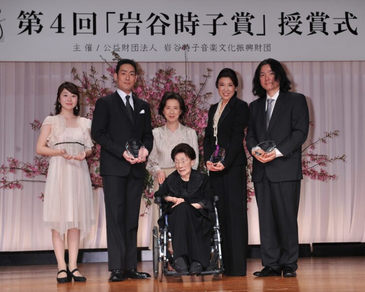 2013年の『岩谷時子賞』第4回の様子。この年、岩谷は97才でこの世を去った（撮影／女性セブン写真部）