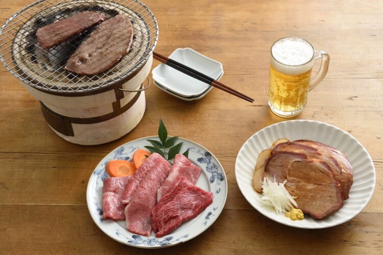『肉処樹 特上おまかせ 焼肉盛』(左)と『中華ひるね 焼ぶた』(右)