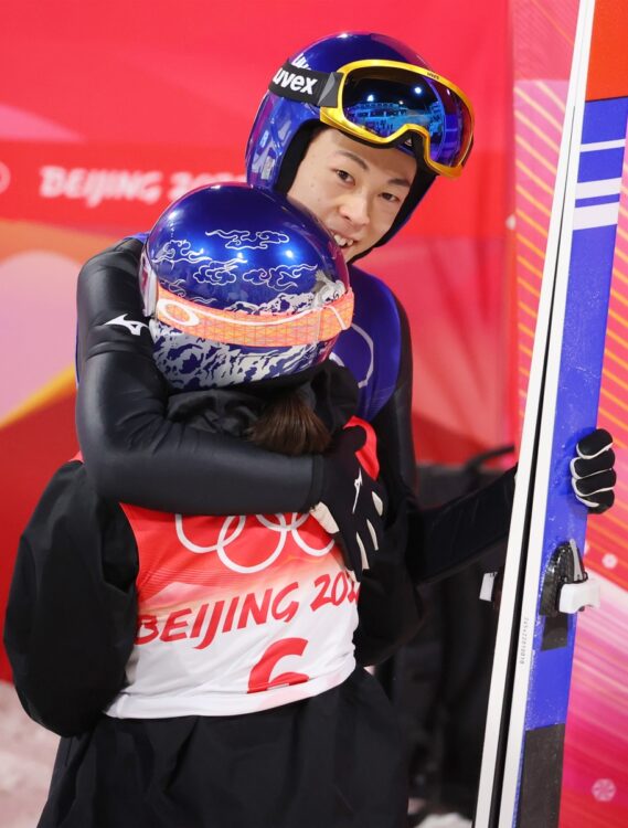 男子で金銀の小林選手が高梨選手を慰める場面も（写真／AFLO）