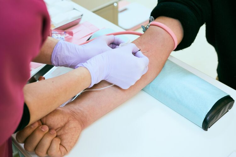 血液の採取などさまざまな検査を行っても「異常なし」と診断されるケースがほとんど（写真／GettyImages）
