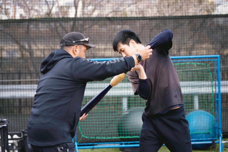 根鈴氏の指導のもと、京大野球部出身の本誌編集部員がバレルバットを使用すると、巨人・坂本勇人のようなスイングに近づいた