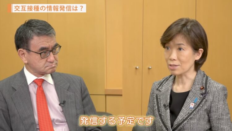 政府の広報動画に出演する河野氏と堀内氏（時事通信フォト）