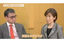 政府の広報動画に出演する堀内詔子氏（左は河野太郎・前ワクチン担当相／時事通信フォト）