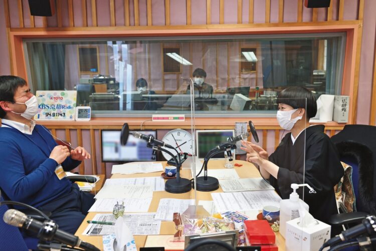 毎週火曜、KBS京都ラジオ『ま～ぶる! 桂二葉と梶原誠のご陽気に』で4時間の生放送に臨む