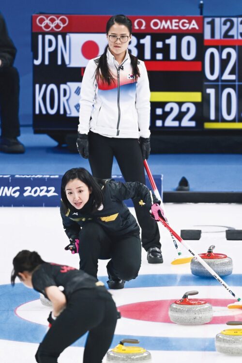 カーリング女子／藤澤五月。平昌五輪の準決勝で敗れ雪辱を晴らすべく挑んだ韓国戦は、“メガネ先輩”の異名をとるスキップ・金恩貞がショット成功率91％を叩き出す一方、藤澤は71％とまさかの不調。ここにも“魔物”がいた（写真／共同通信社）