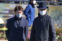 藤沢和雄調教師（右）とともにパドックで出走馬の状態を見つめる蛯名正義氏