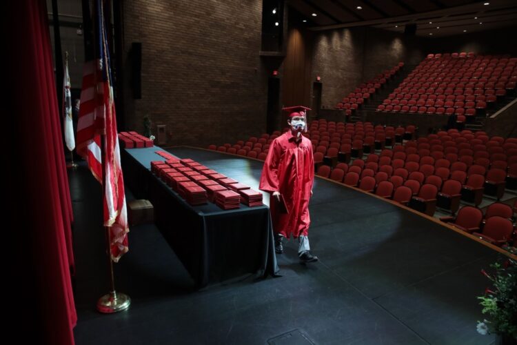 2020年5月、友人や家族らの参加がない客席が空席で行われた米・イリノイ州の高校卒業式。式の様子は映像で配信された（AFP＝時事）