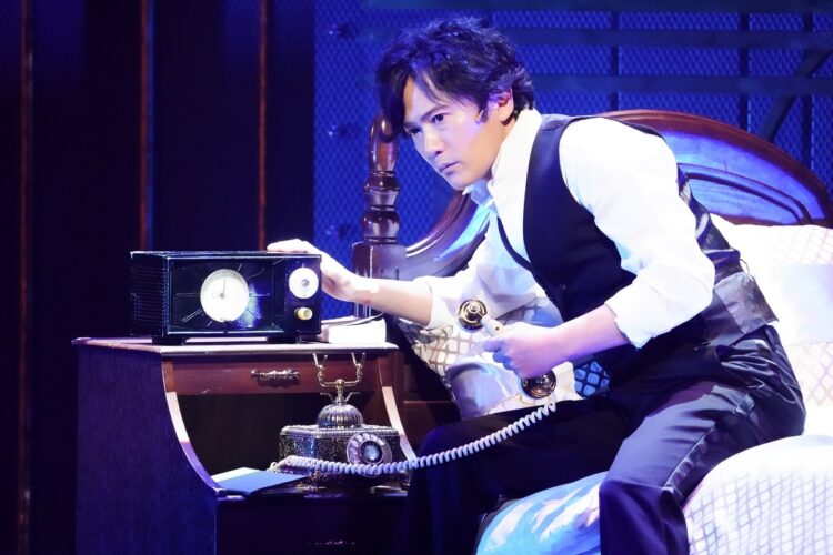 上演中のミュージカル・コメディ『恋のすべて』で、「娘を恋に落としてくれ」と依頼される探偵役を演じる稲垣吾郎。