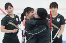 決勝でイギリスに敗れ、抱き合う藤沢五月(中央右)と吉田知那美(時事通信フォト)