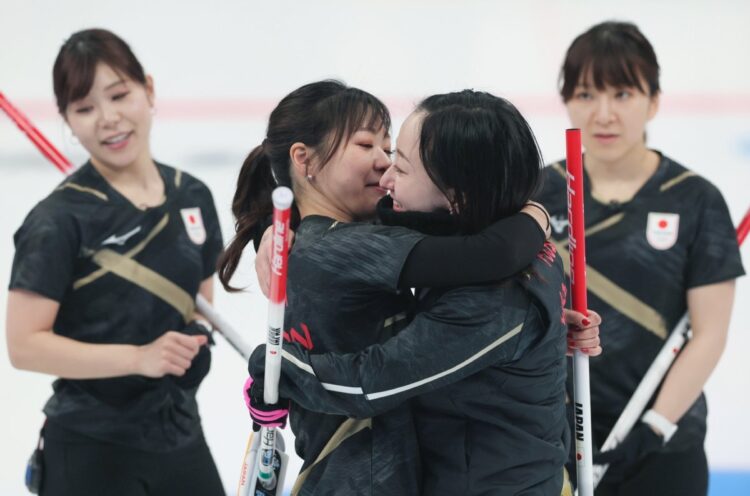 決勝でイギリスに敗れ、抱き合う藤沢五月（中央右）と吉田知那美（時事通信フォト）