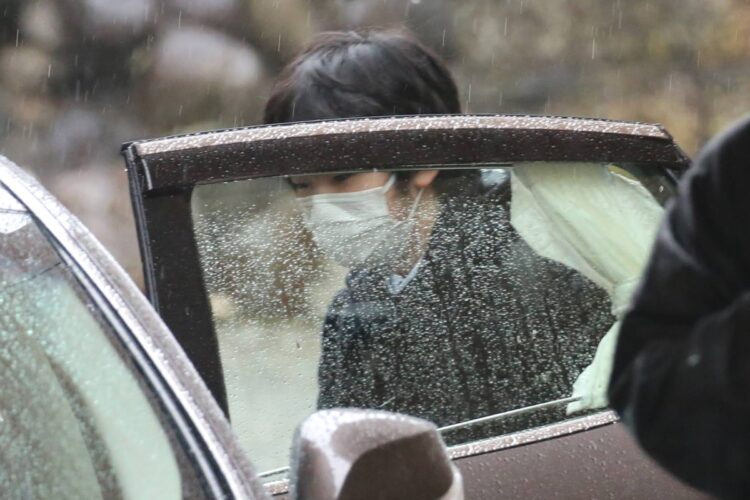 筑附の試験会場から、小雨が降る中を車で帰宅された悠仁さま