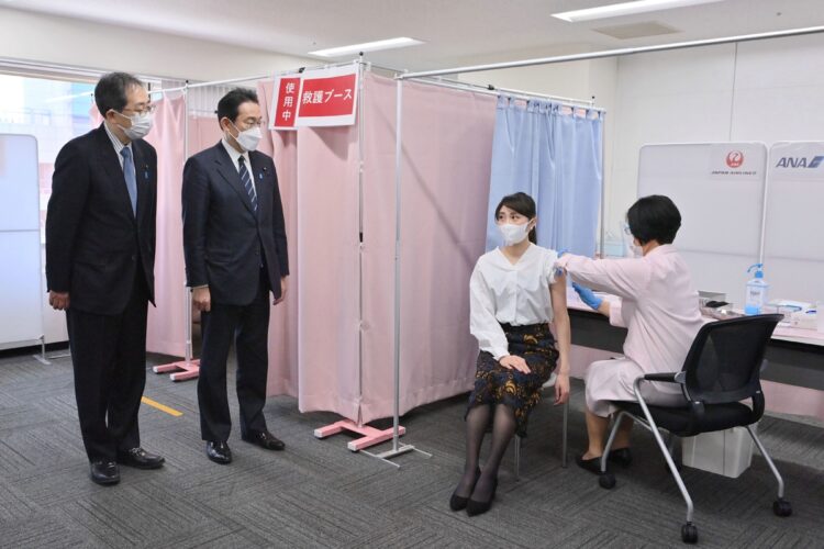ワクチン接種推進のために視察を行う岸田首相（時事通信フォト）