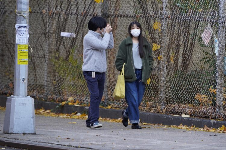 ニューヨークの地で仲良く歩く小室圭さんと眞子さん（2021年11月）