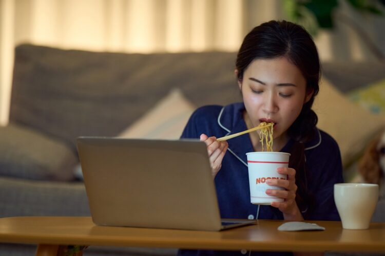 夜食は体内時計を狂わせる最大の要因（写真はイメージ）