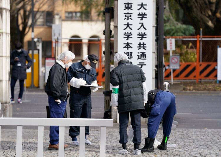 東大のキャンパス前で、17歳の高校生が3人を切りつけた事件（写真／EPA＝時事）