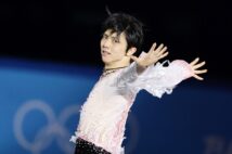 羽生選手が即興のパフォーマンスで観客を楽しませるサプライズ（時事通信フォト）