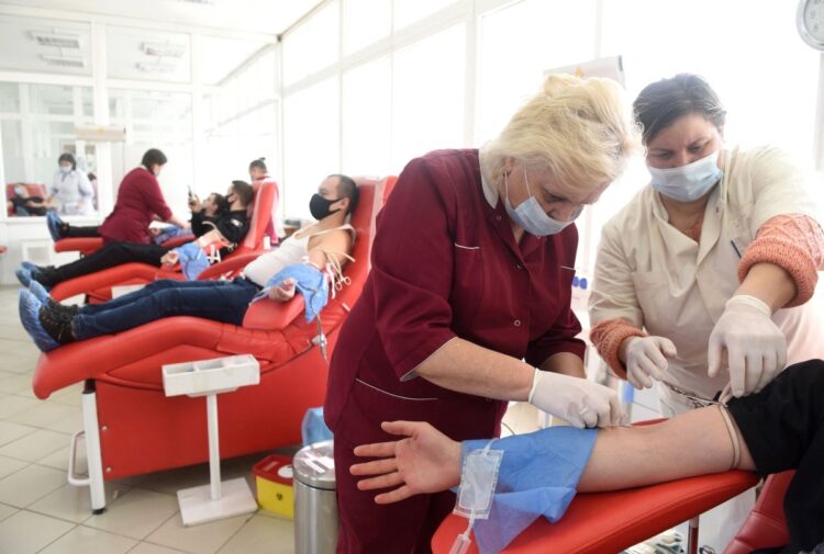 ロシアが侵攻してきた2月25日、ウクライナ西部の街リヴィウでは献血センターに多くの人がかけつけた（AFP＝時事）
