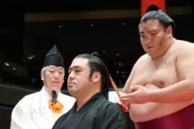 御嶽海(右)や元・栃煌山も感染が判明(時事通信フォト)