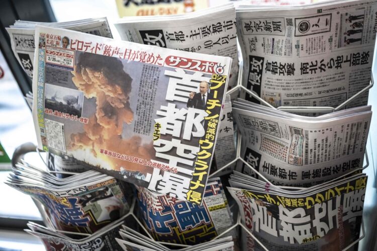 ウクライナへのロシア侵攻は日本の各紙の一面となった（AFP＝時事）