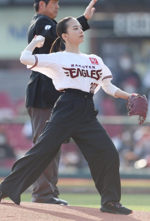 2021年3月にはプロ野球の始球式にも挑戦した清原果耶