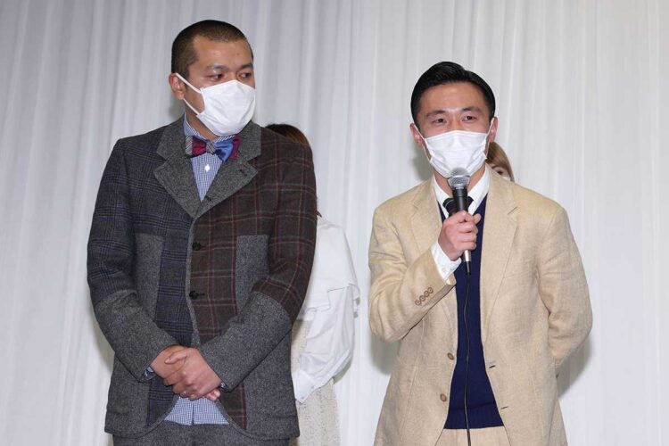 自衛隊・東京大規模接種会場で行われたイベントで漫才を披露したカミナリ