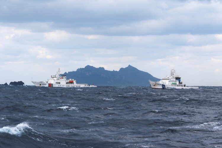 1月31日午前7時過ぎ、魚釣島付近。極秘に進められた海洋調査計画が始まる。春節の期間とも重なり、追尾してきた中国船は2隻のみ。海保が退去要求を繰り返した結果、午前10時15分、中国船は領海外側の接続水域に出た