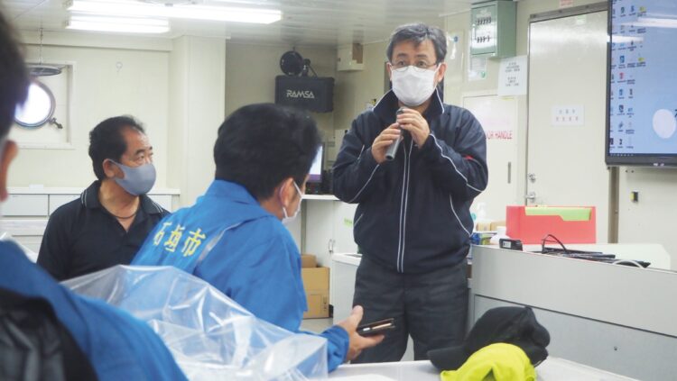 中山市長と調査の打ち合わせをする山田吉彦・東海大学海洋学部教授。綿密な計画で政府の承認を取り付け、今回の海洋調査を成功に導いた