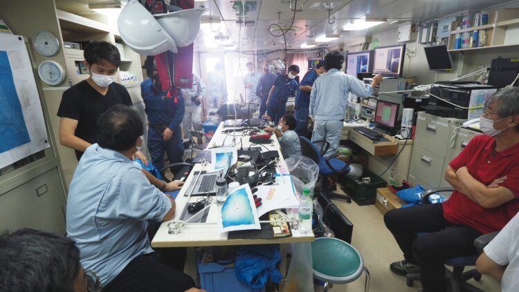 静岡県の清水港から現地まで片道3日がかり。調査船に同乗した東京都職員、東海大学の研究員たちが機器や資料が置かれたメインルームに集まる。調査船の「心臓部」だ