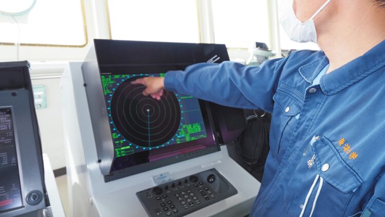海洋調査研修船「望星丸」は2174t。調査船の操舵室では24時間体制でレーダーを確認。周囲の船舶を監視し、安全な航行を目指す