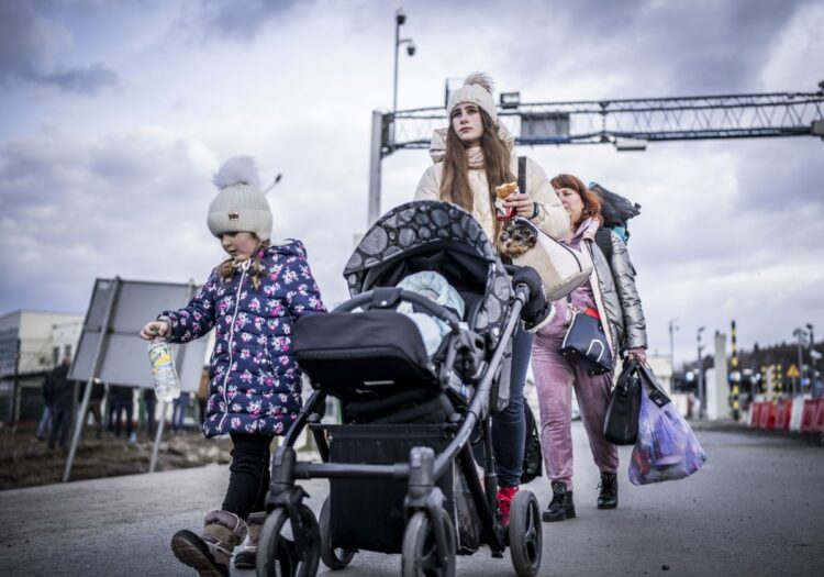 2月26日、ウクライナからポーランドへと避難する母と子供たち、愛犬も（dpa/時事通信フォト）