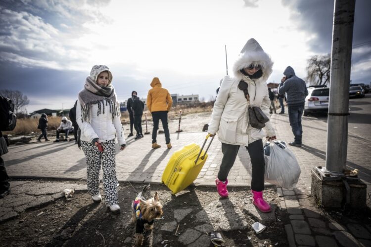 2月25日、ウクライナとの国境の町ポーランドのメディカにやってきた避難民。愛犬も一緒（dpa/時事通信フォト）