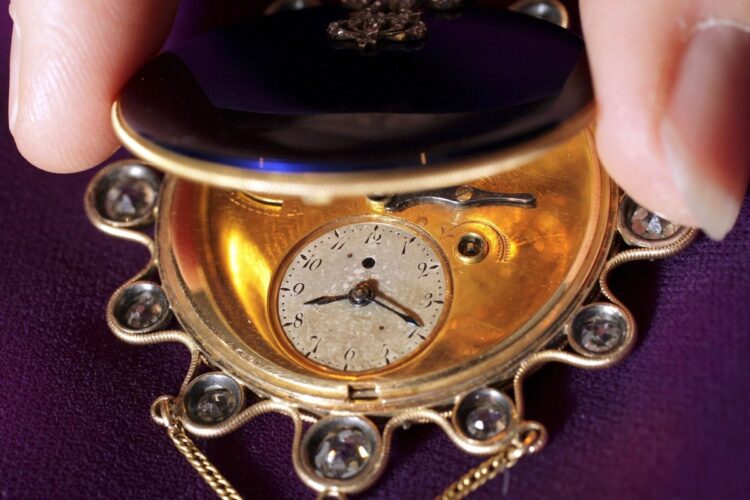 1800年に金、エナメル、ダイヤモンドを用いて作られたブレジェの時計。ナポレオンの妻ジョゼフィーヌが使っていたもので、2007年に開催されたオークションで150万スイスフラン（約1億4300万円）で落札された（EPA＝時事）