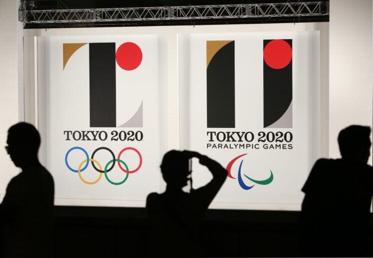 2015年7月に発表された2020年東京五輪とパラリンピックのエンブレム。ネットを中心にパクり疑惑が大きく騒がれたものの盗作などにはあたらないとの見解を発表。だが、デザインはあらためられることになった（時事通信フォト）