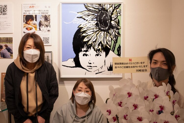 昨年10月、銀座で行われた、アーティスト小野裕人さんの個展で、辿皇くんの絵が展示された。会場に訪れた明日香さん、京子さん（写真左）と小野さん。