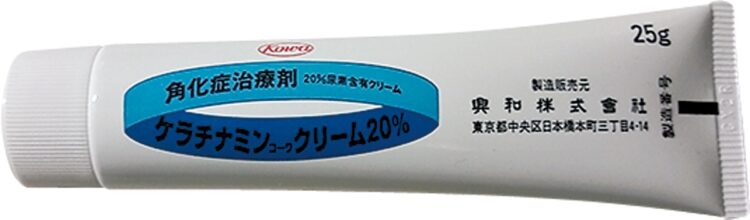 角質化しやすいかかとの治療には、角質を柔らかくする尿素入りのクリームや尿素よりも強めのサリチル酸ワセリンなどの塗り薬を処方