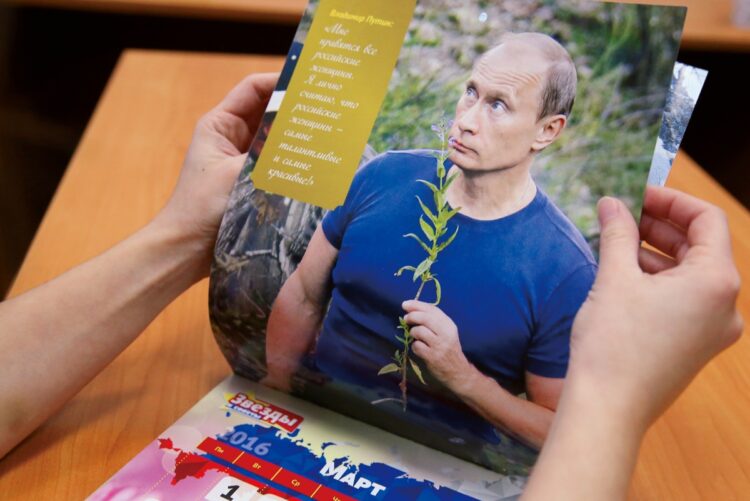 毎年恒例プーチンカレンダー（写真／アフロ）