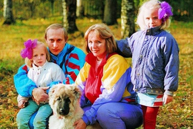 元妻・リュドミラさんと2人の娘と撮影した家族写真（AFLO）