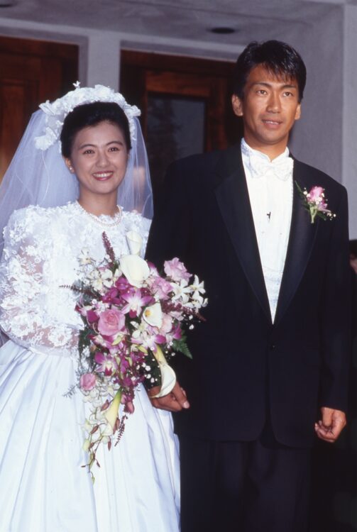 1991年に安全地帯のリーダー玉置浩二（63才）と結婚した薬師丸。ハワイで挙式をしたが、1998年に離婚が成立。結婚生活は7年半だった