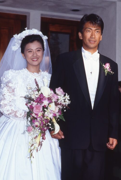 1991年に安全地帯のリーダー玉置浩二と結婚した薬師丸ひろ子。ハワイで挙式をしたが、1998年に離婚が成立。結婚生活は7年半だった