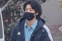 ロケ現場に現れたマスク姿の伊藤健太郎（2022年2月）