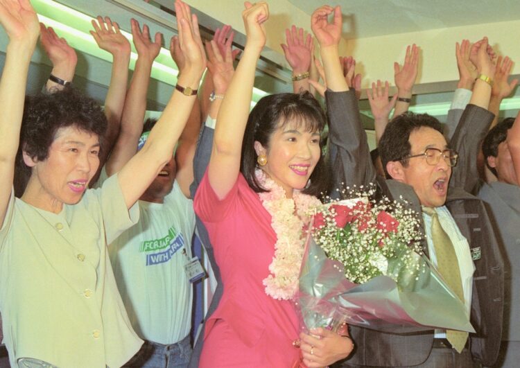 「三バン（地盤・看板・鞄）がない中でのトップ当選」（写真は1993年、衆議院で初当選を果たし喜ぶ高市氏と両親／共同通信社）