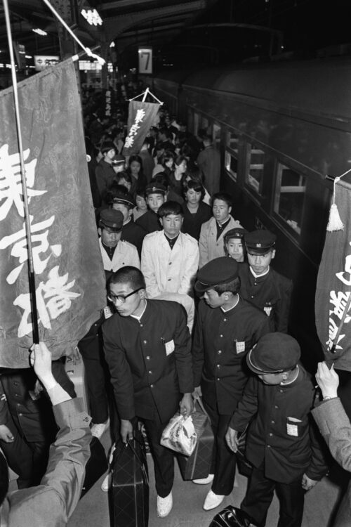 従業員が辞めてもすぐ次に人がやってくる時代ではない。写真は1967年、東京駅に集団就職列車が到着したときの様子（時事通信フォト）