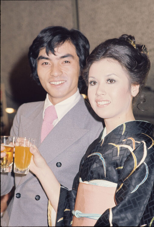 西郷輝彦さん（左）と元妻・辺見マリ（1972年の挙式）